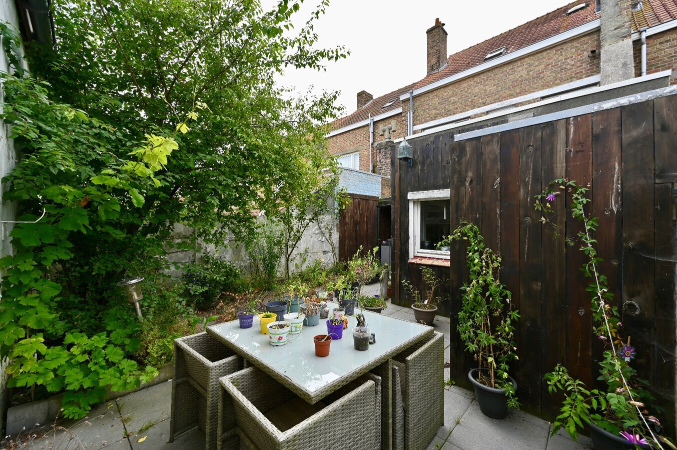 RUIME GEZINSWONING MET STADSTUINTJE NABIJ SPUIKOM 