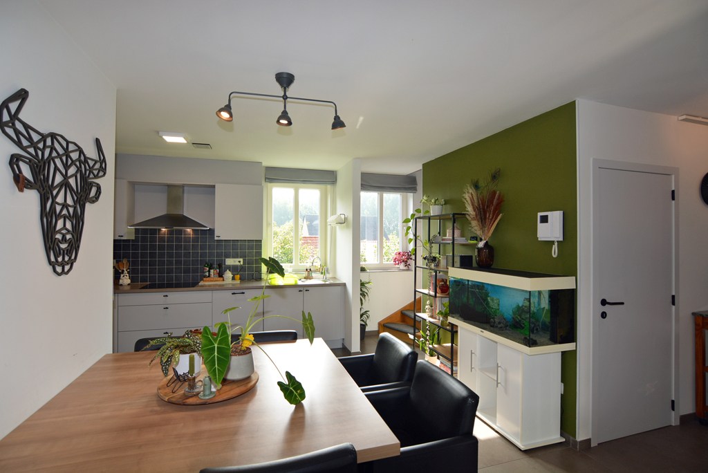 Energiezuinig duplex-appartement met 2 slpk, terras en carport met berging. 