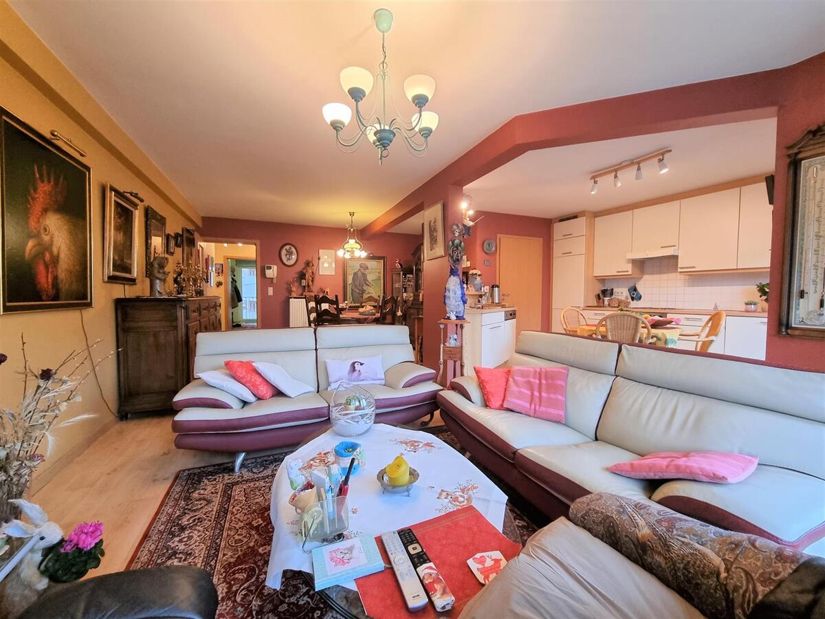 Zeer ruim, op te frissen appartement met 3 slaapkamers - Heist 