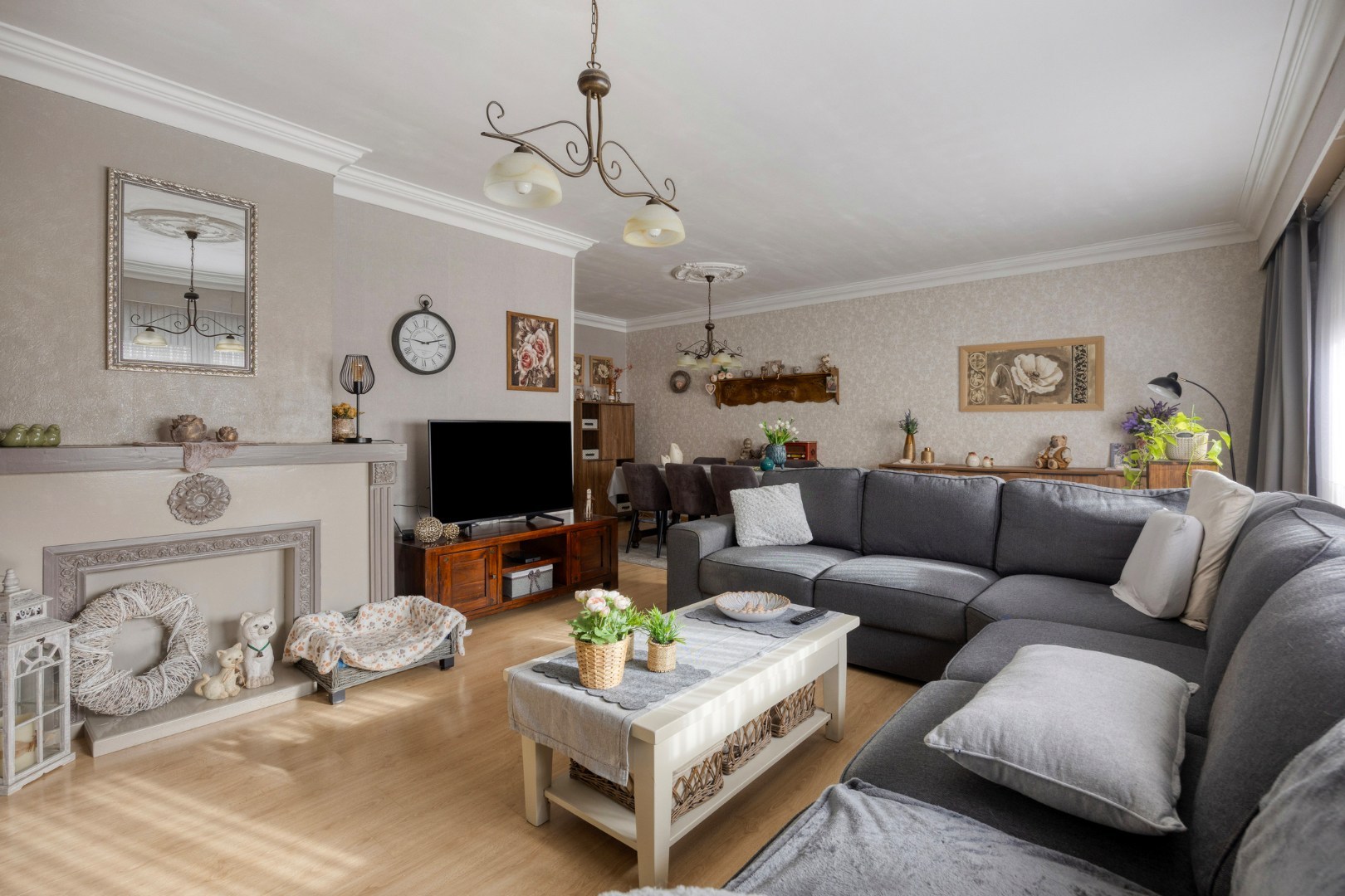 Instapklaar appartement met 3 slpk. en garage nabij centrum Mol 