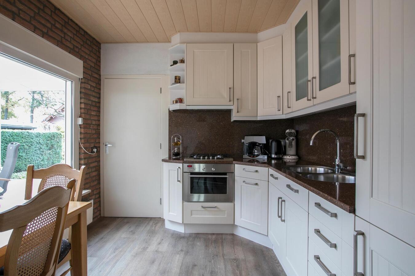 Nette 2-kapper met 4 slaapkamers en privacy biedende tuin gelegen op 346 m² ondergrond. 