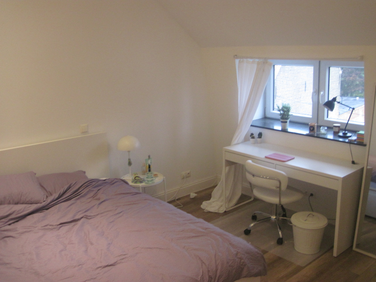Recent vernieuwde, ruime rijwoning in hartje Gavere. 