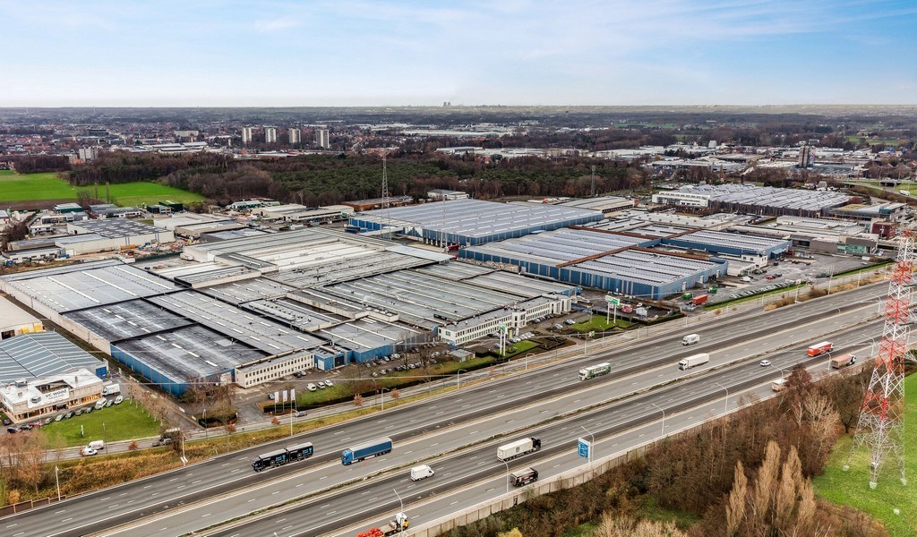 Loods met rolbrug te huur vlakbij afrit E17 te Sint-Niklaas