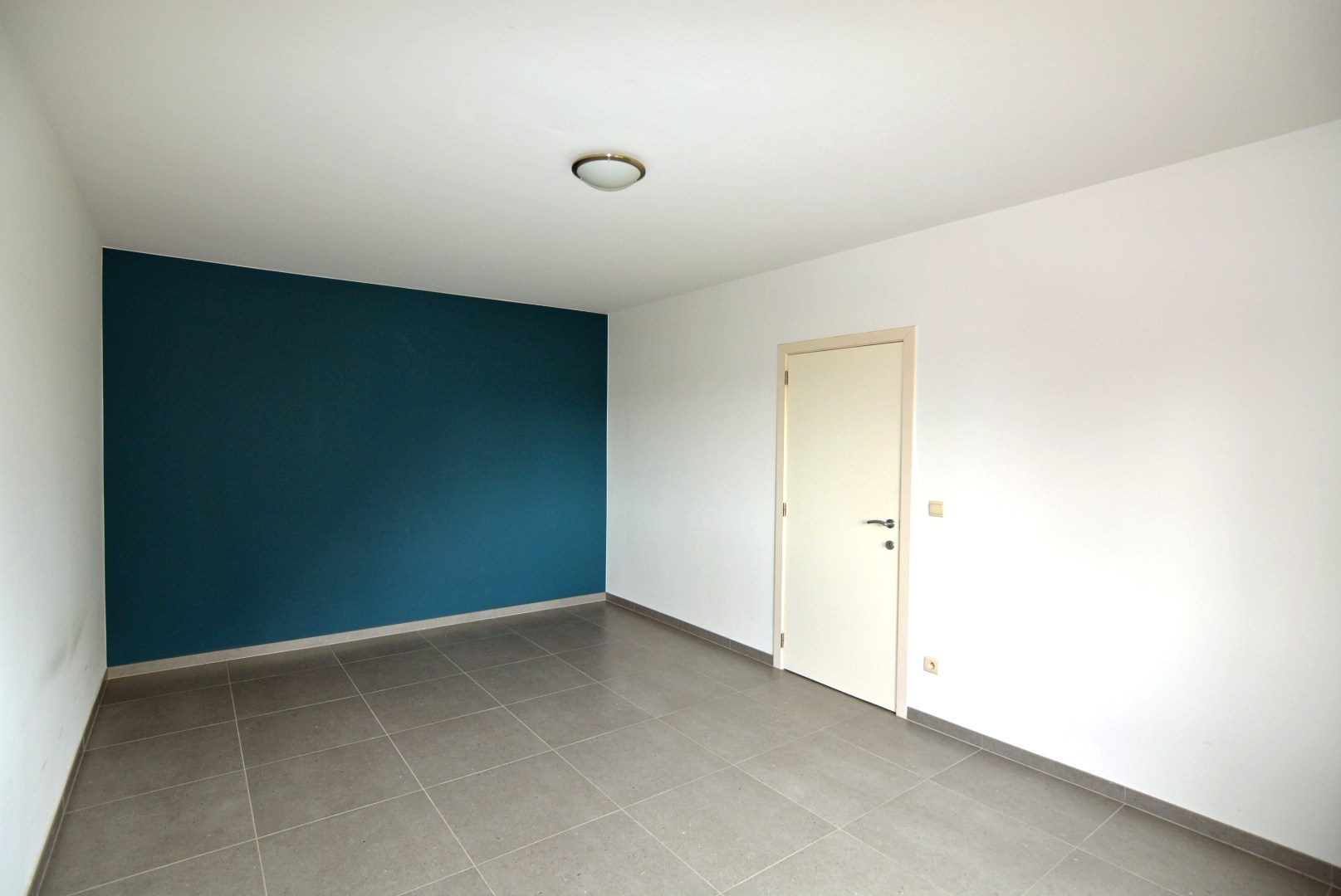 Appartement (104 m²) met 2 slpks, garage en kelderberging. 