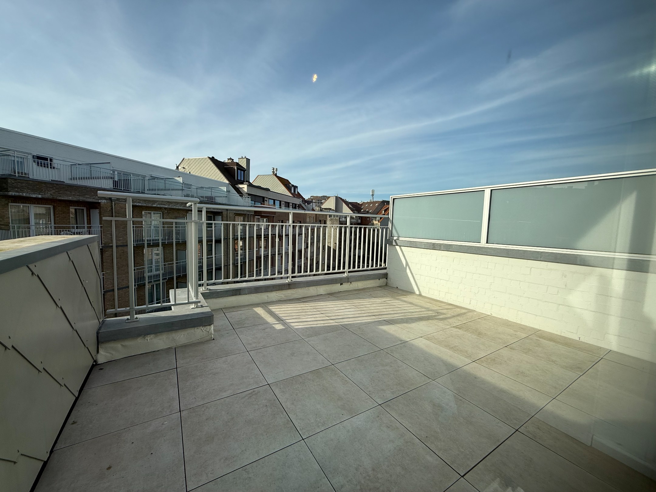 GEMEUBELD - UNIEKE PENTHOUSE met uitzonderlijk ruime terrassen gelegen op de DUMORTIERLAAN te Knokke. 