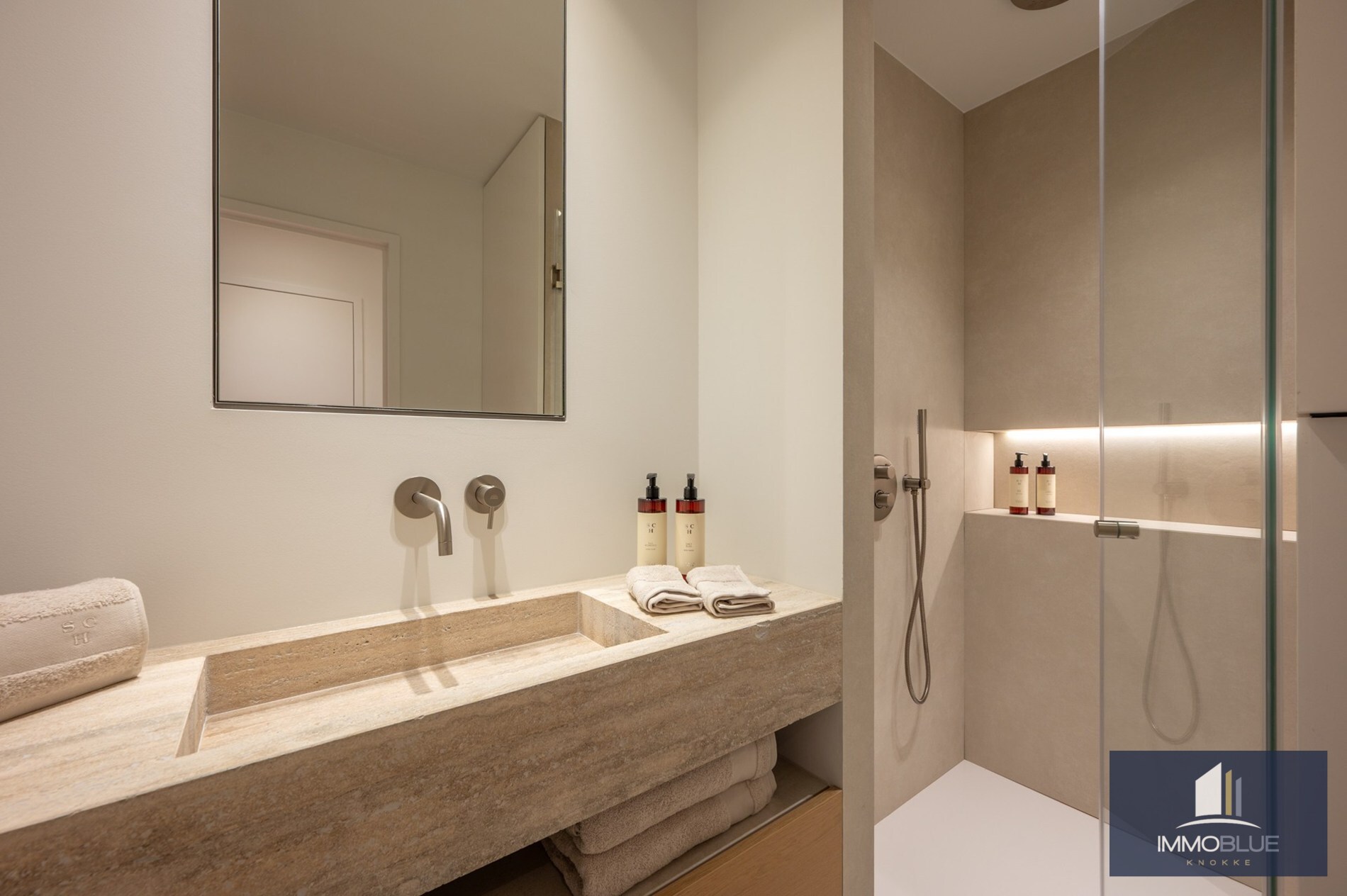 Stijlvol volledig gerenoveerd appartement in een vernieuwde residentie gelegen op een boogscheut van de zee en het commercieel centrum. 