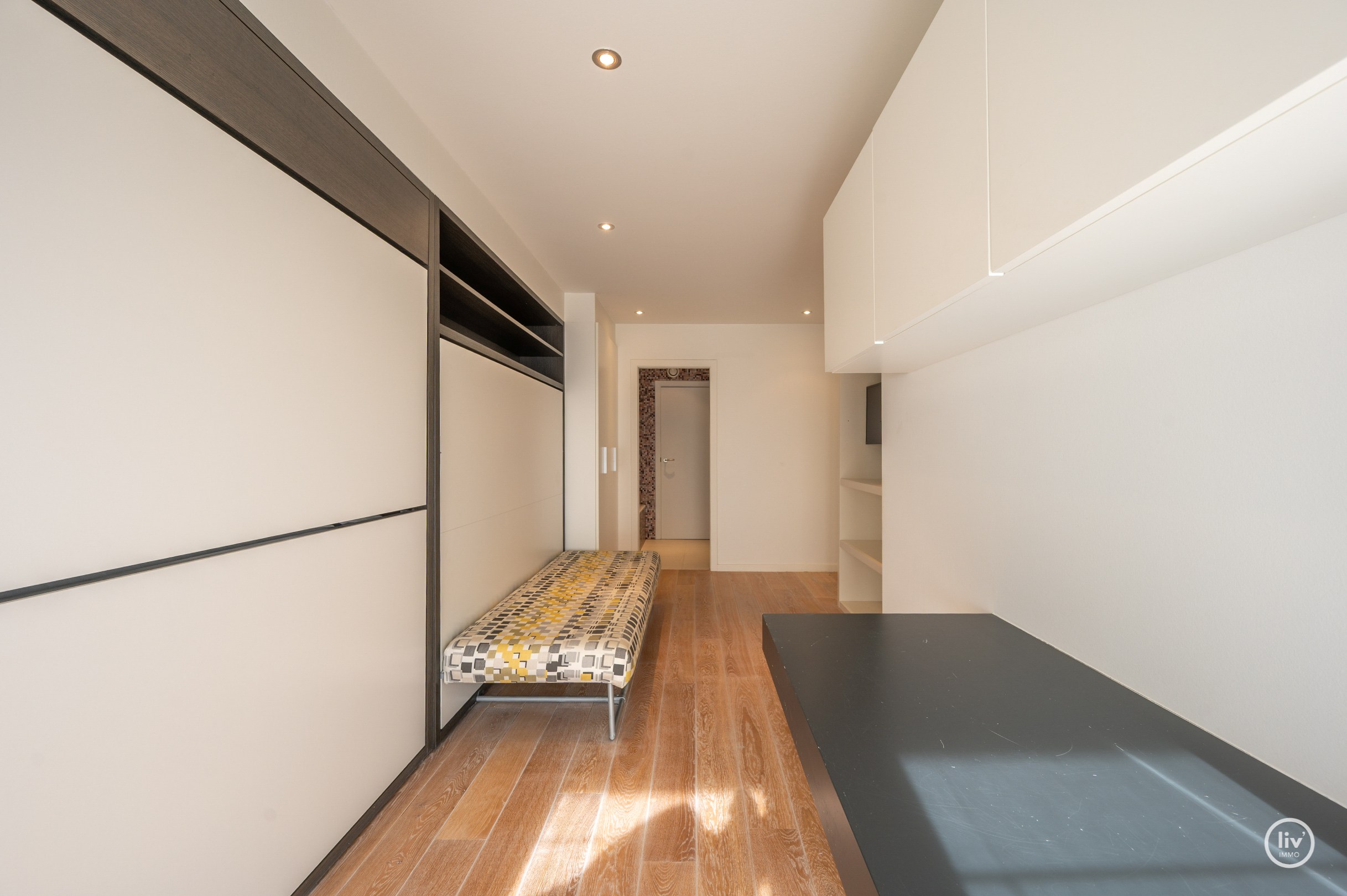Appartement exceptionnellement spacieux avec une largeur de façade exceptionnelle et une superficie totale de 163 m², idéalement situé sur l'avenue Dumortier à Knokke. 