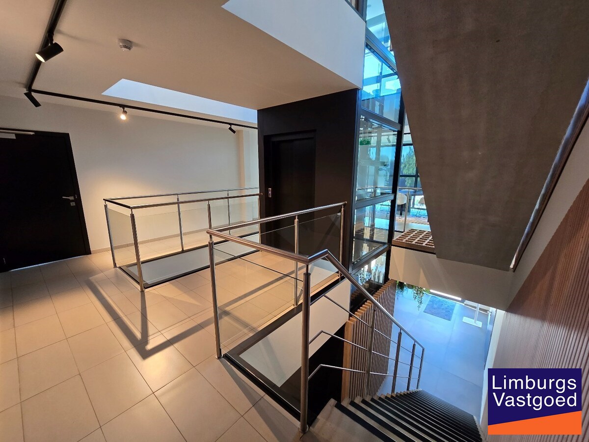 Terbeschikkingstelling van infrastructuur in vernieuwde kantoren met parking, v.a. 21 m², Genk-Noord 