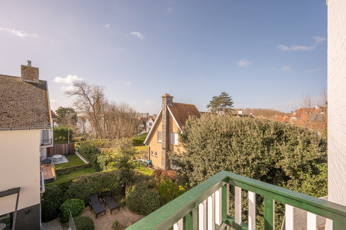 Villa in eclectische stijl met garage en staanplaatsen in het hart van Duinbergen 
