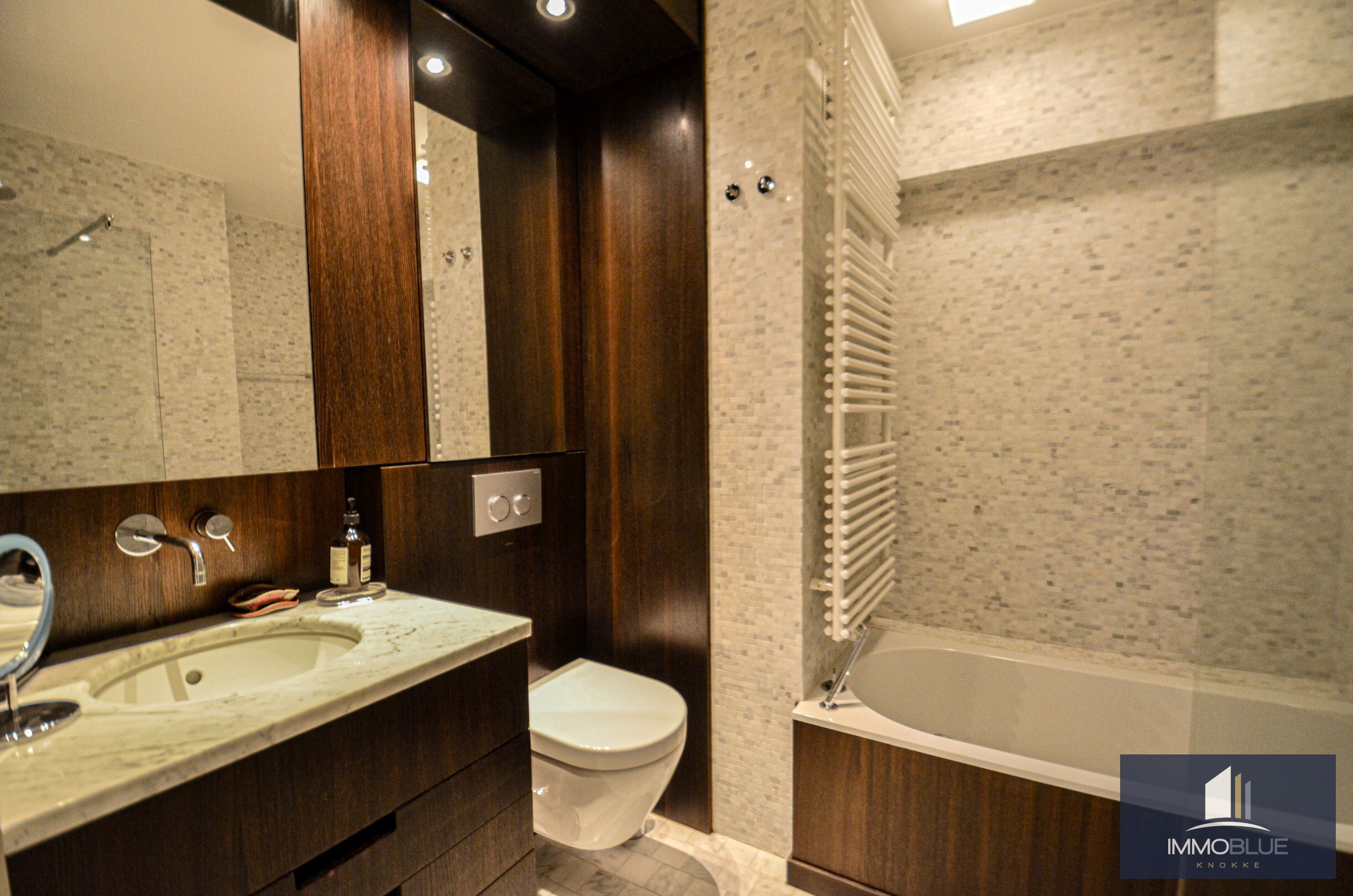 Lichtrijk hoekappartement met ruime terrassen gelegen in een klein residentie. 