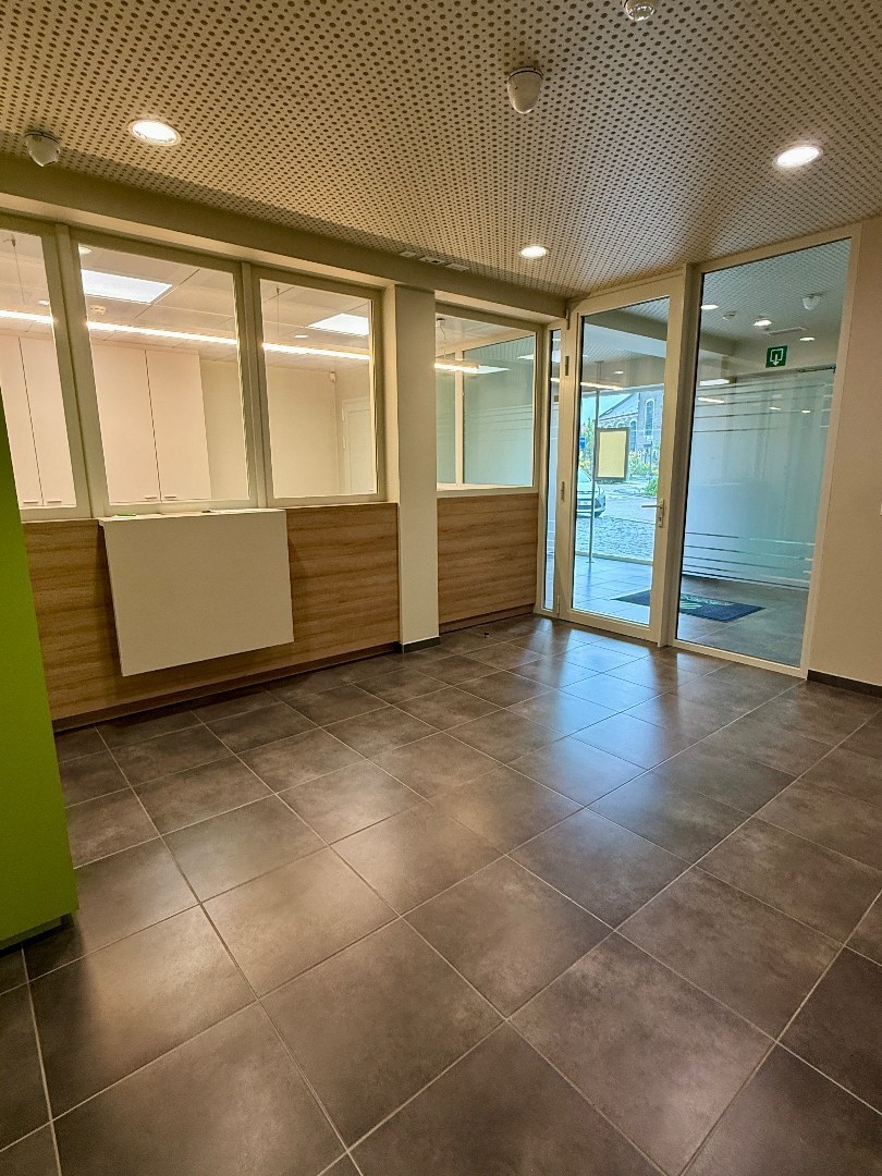 Modern handelpand/kantoor in centrum Oostakker (Gent) 