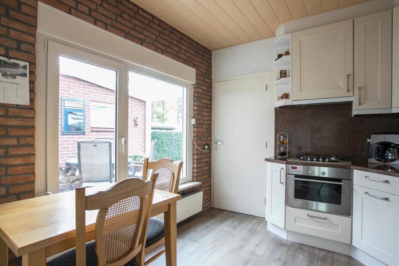 Nette 2-kapper met 4 slaapkamers en privacy biedende tuin gelegen op 346 m² ondergrond. 