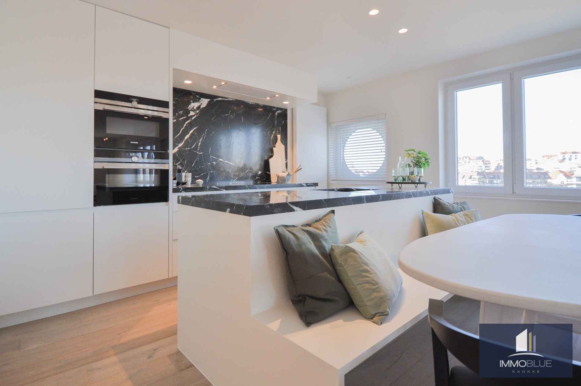 Appartement entièrement rénové et situé au calme, offrant une vue magnifique sur le Zegemeer. 