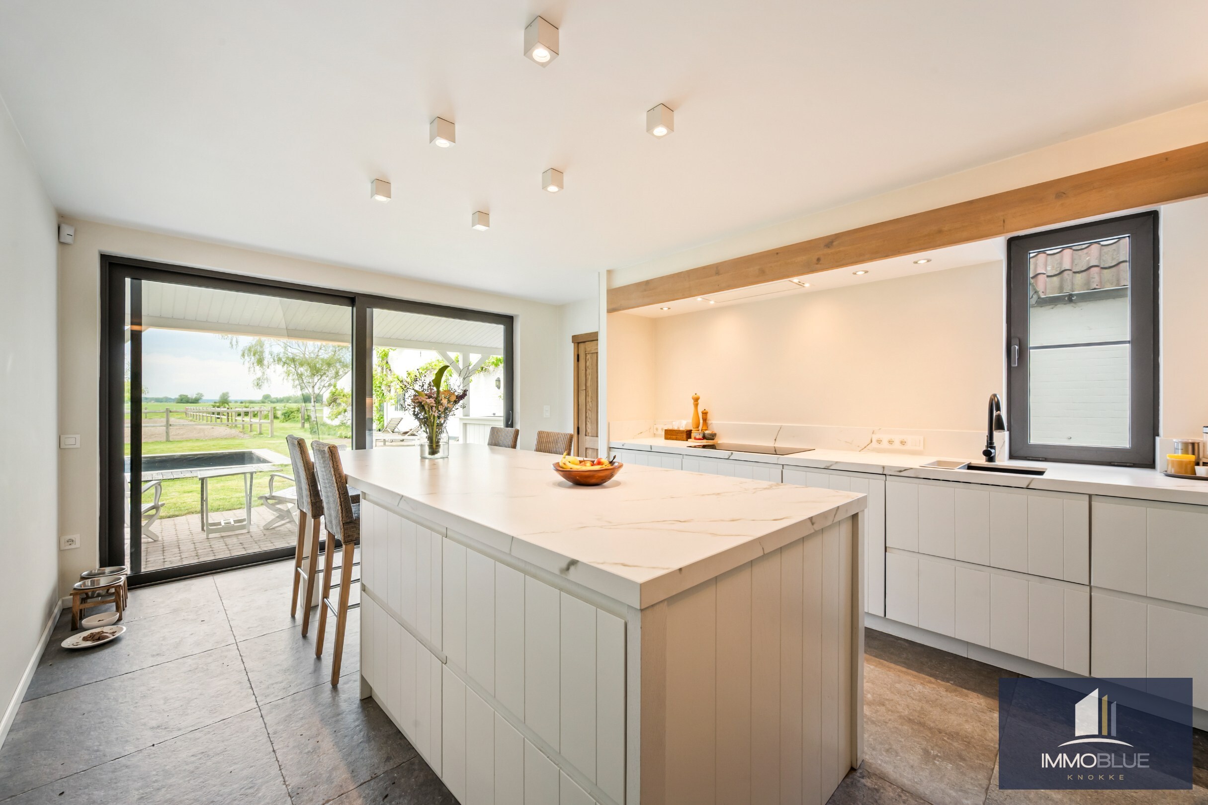 Domaine idylliquement situé avec maison rénovée, espace professionnel et installations équestres étendues. 