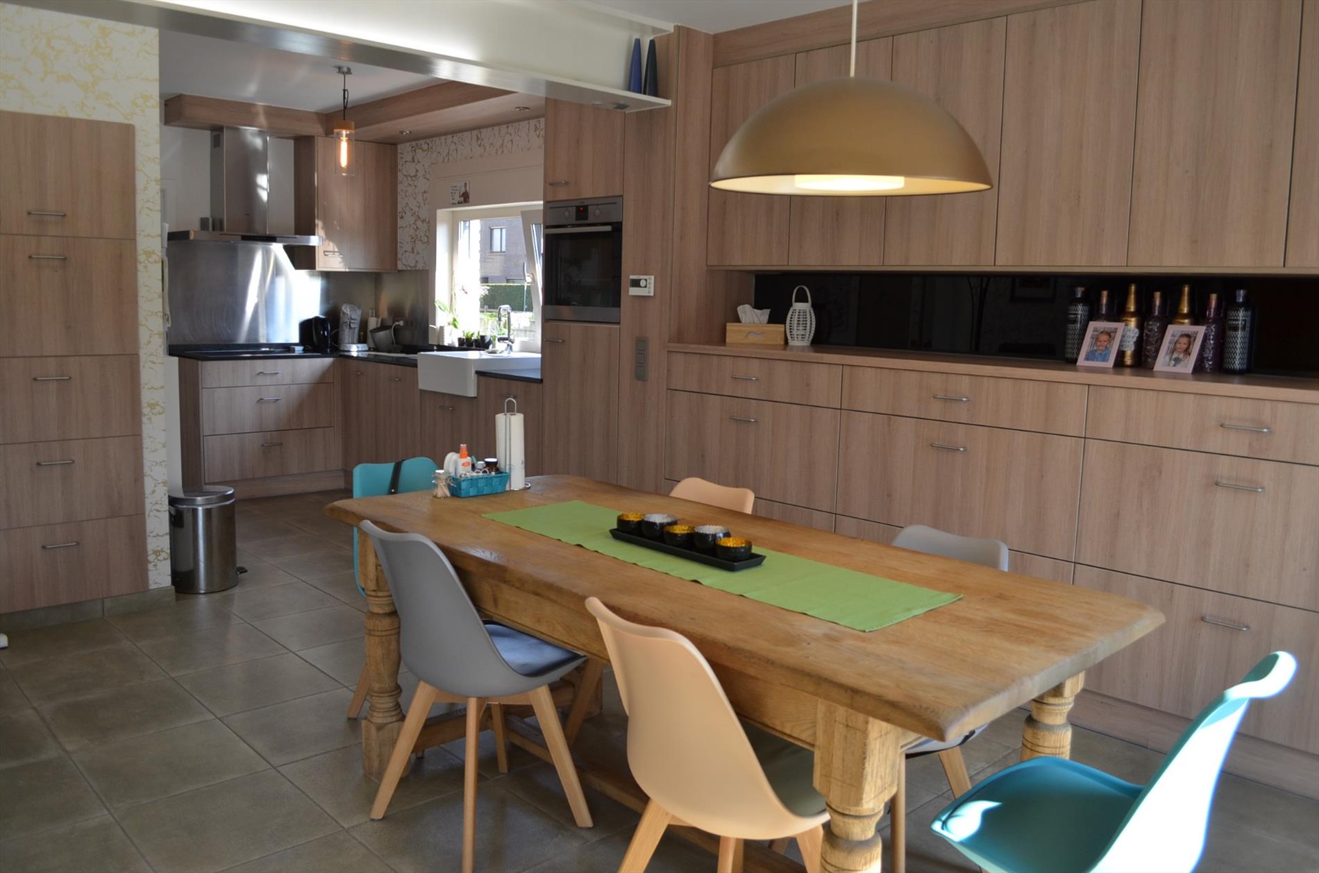 Gerenoveerde gezinswoning met  3 slpks, garage en tuin goed gelegen te Evergem 