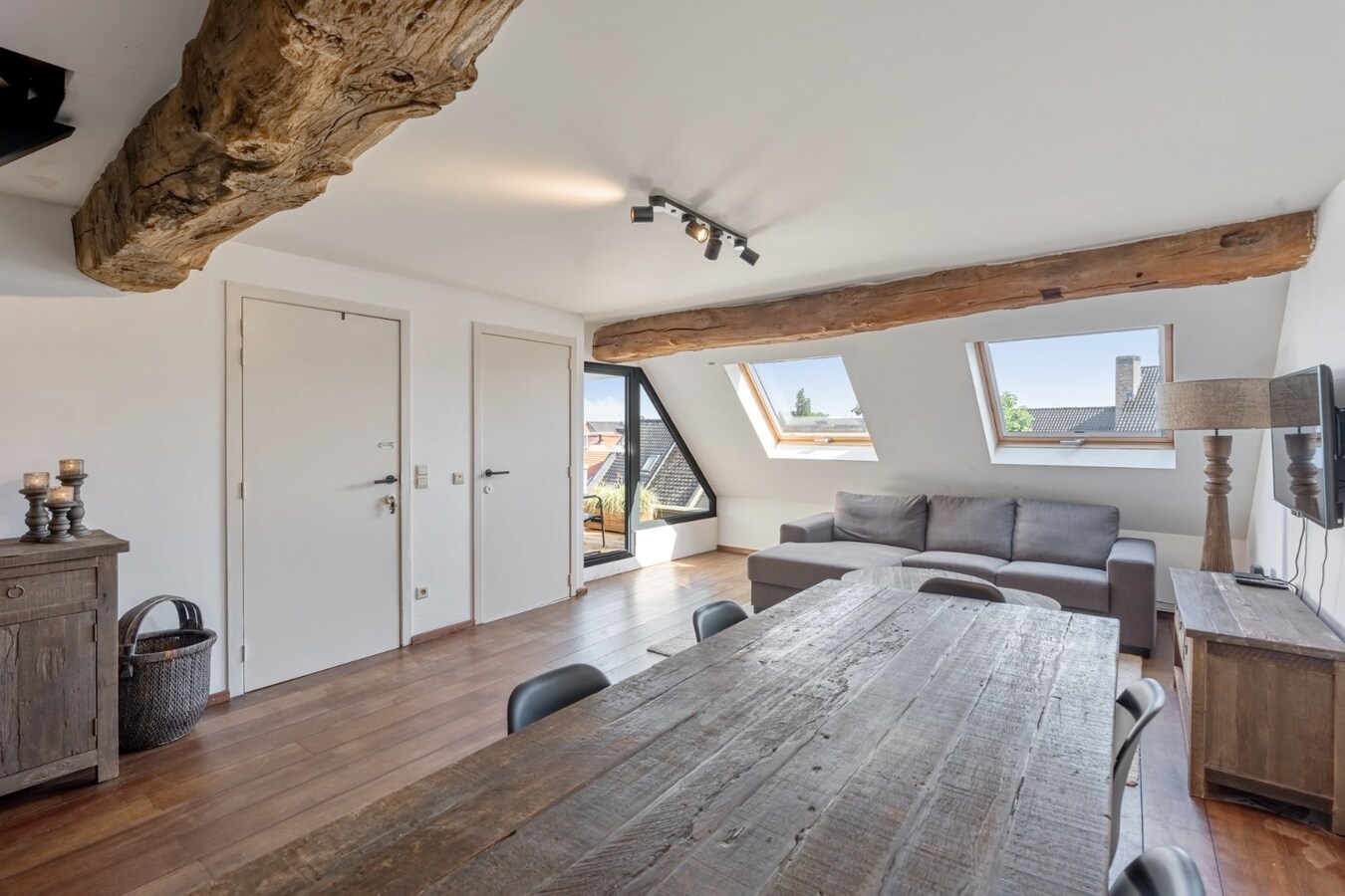 Comfortabel duplex appartement op de 3de en 4de verdieping van een kleinschalige residentie op een steenworp van de historische markt! 