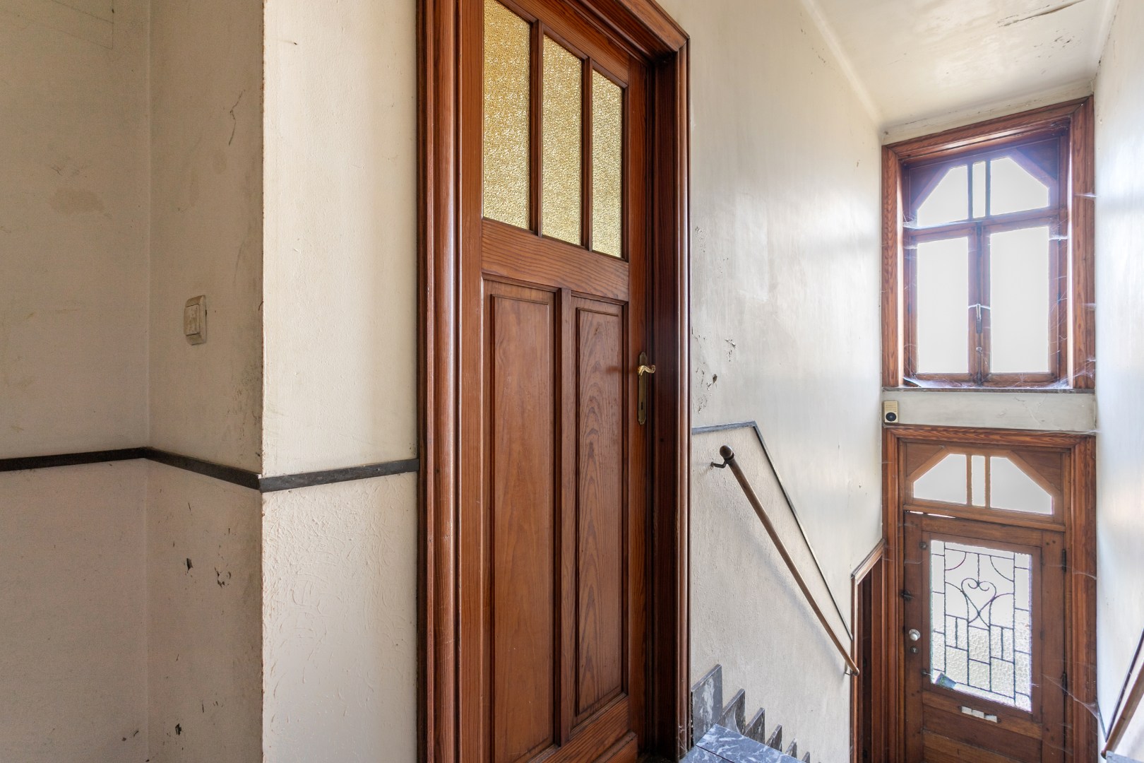 Kraktervolle woning met veel potentieel, 2 autostaanplaatsen en tuin te Dworp 