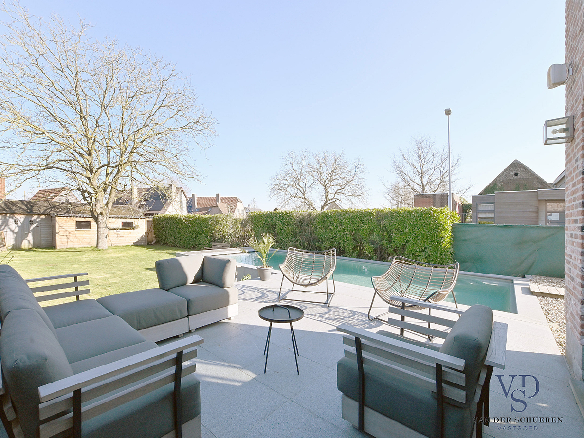 Prachtig gerenoveerde Herenwoning met zwembad te Gavere. 