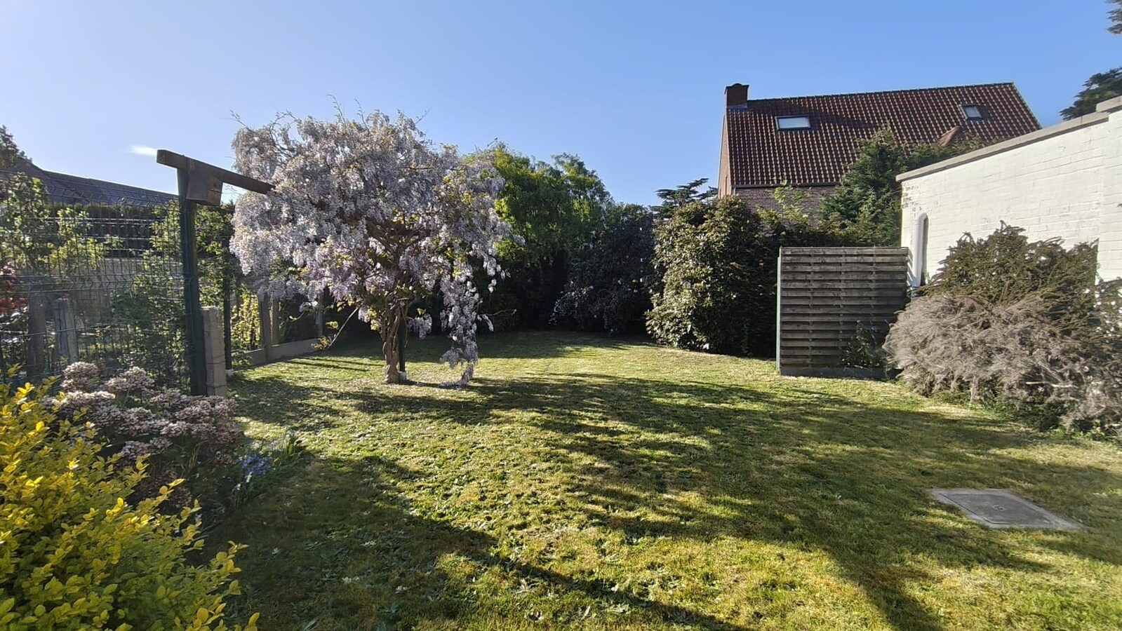 Ruime bungalow met 3 slaapkamers, tuin, terras en garage in hartje Aalter op toplocatie 