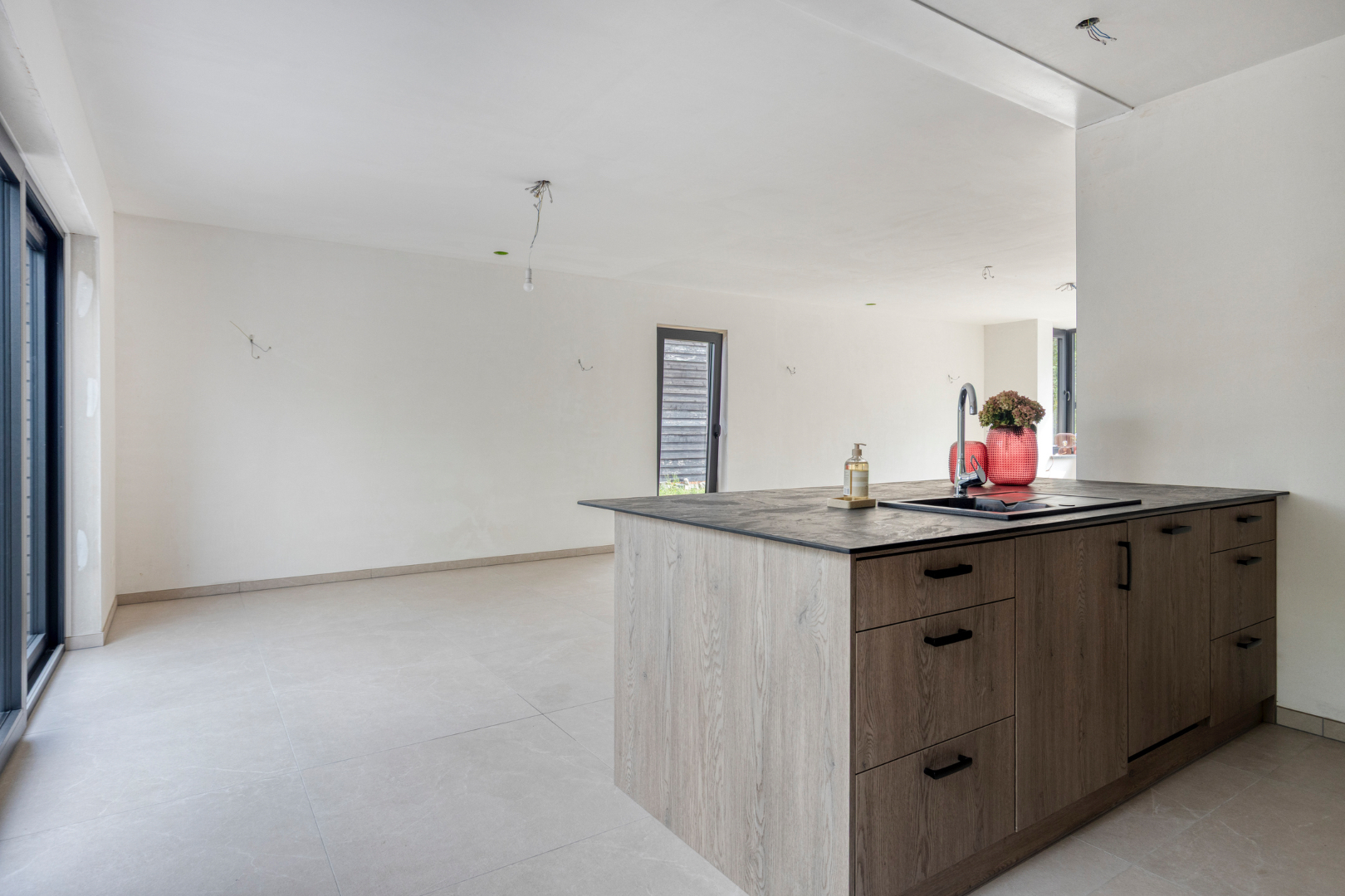 Heikant (NL) – Moderne vrijstaande woning met verrassend veel ruimte, energiezuinig comfort en mogelijkheden voor werken aan huis 