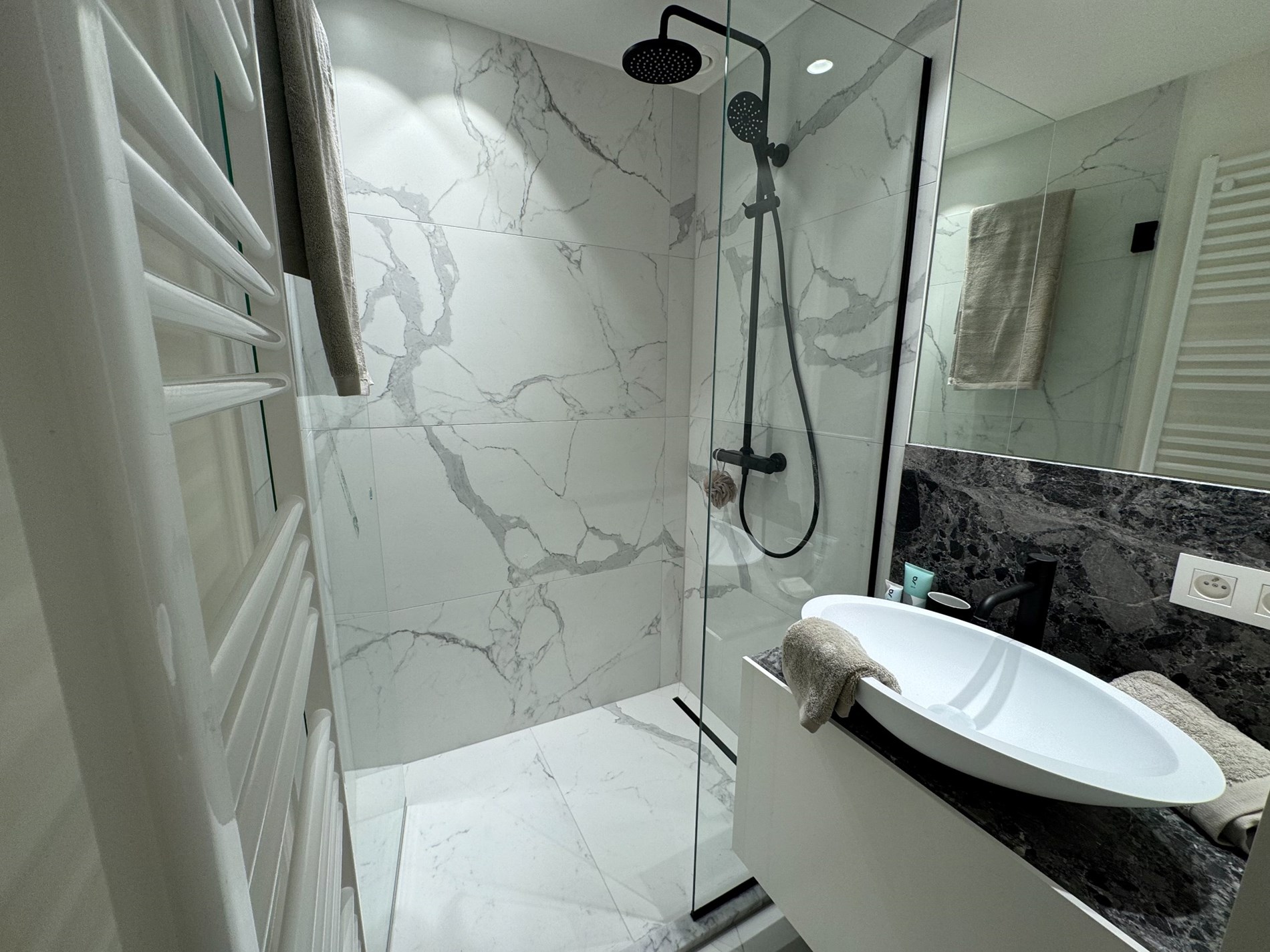 Magnifique penthouse en duplex rénové avec de magnifiques terrasses à proximité de l'avenue Lippens et de la plage de Knokke. 