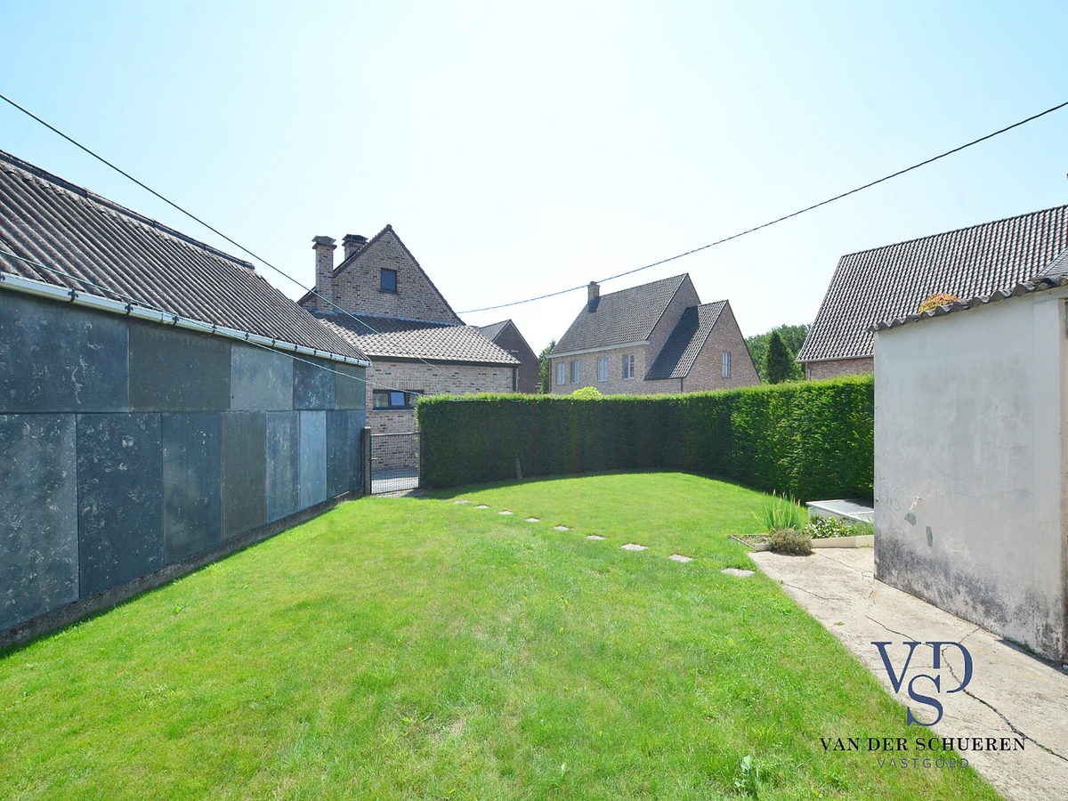 Degelijke woning met tuin en afz. garage. 