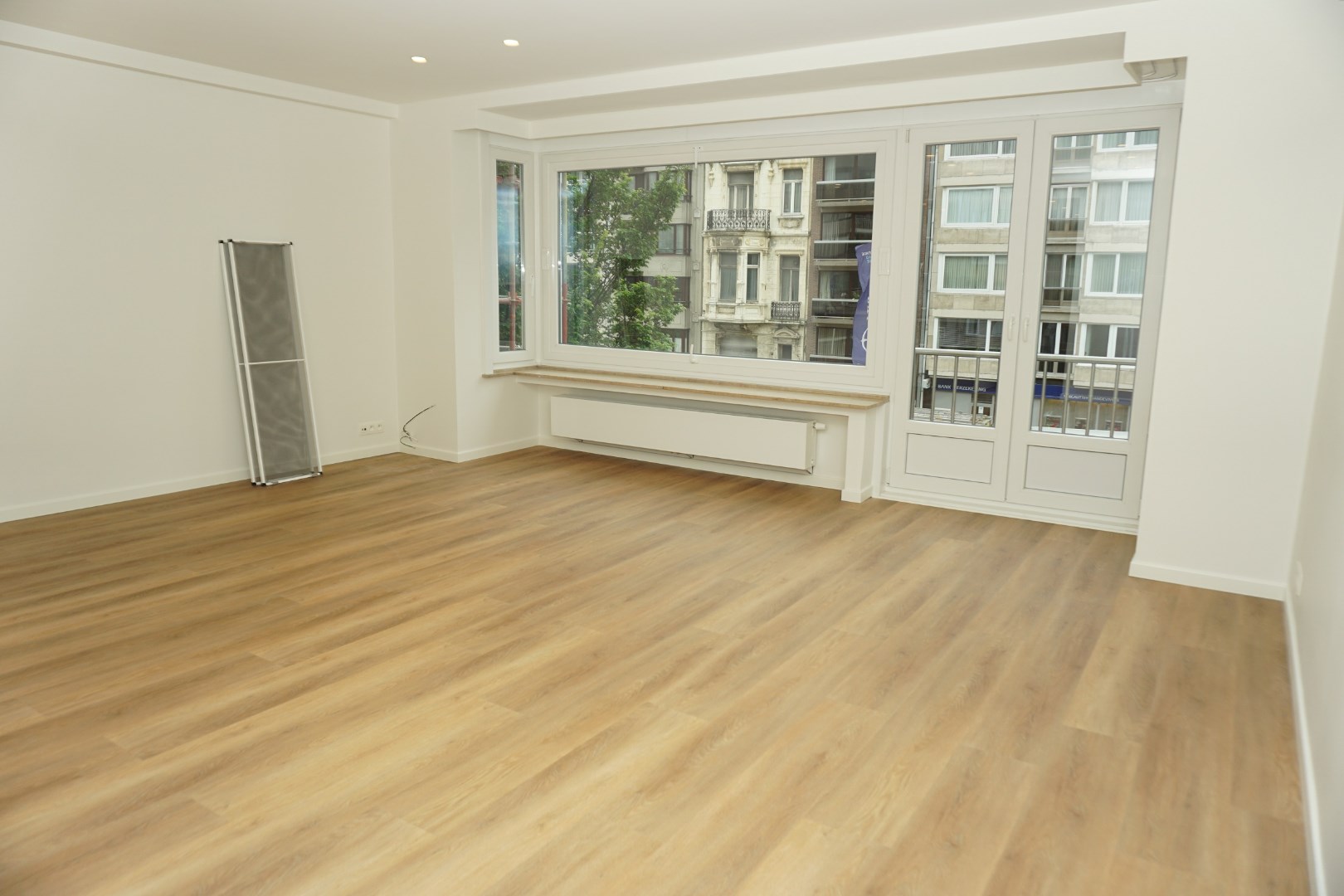 PRACHTIG GERENOVEERD APP. GELEGEN LEOPOLD II LAAN - TOPLIGGING 