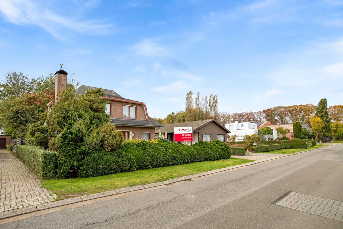 Vrijstaande woning met garage op ruim perceel in het centrum. 