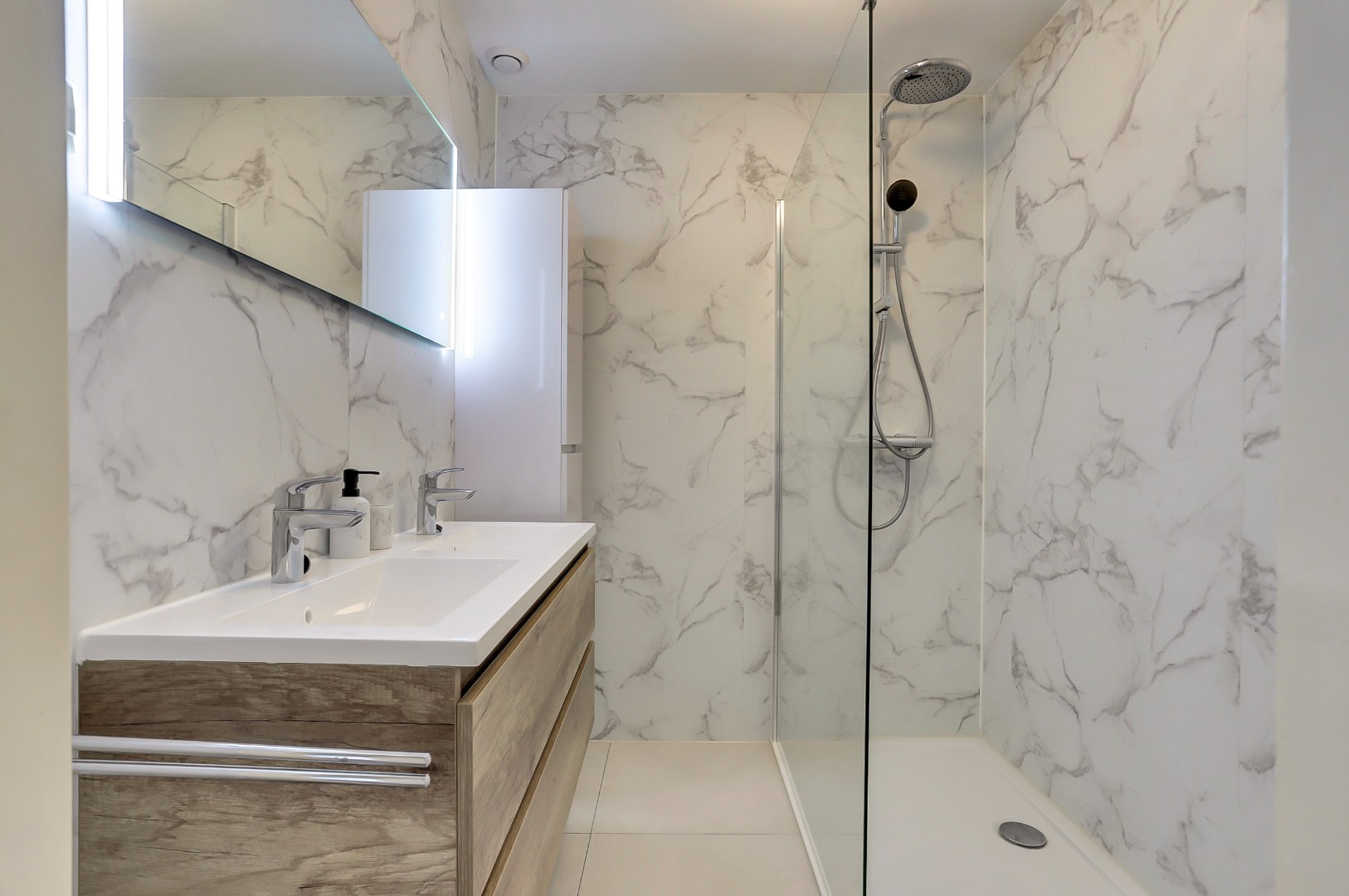 Op een fantastische locatie gelegen 3-kamer woning op de 2e etage met uitzicht op "de Vijver" van Prinsenland. 