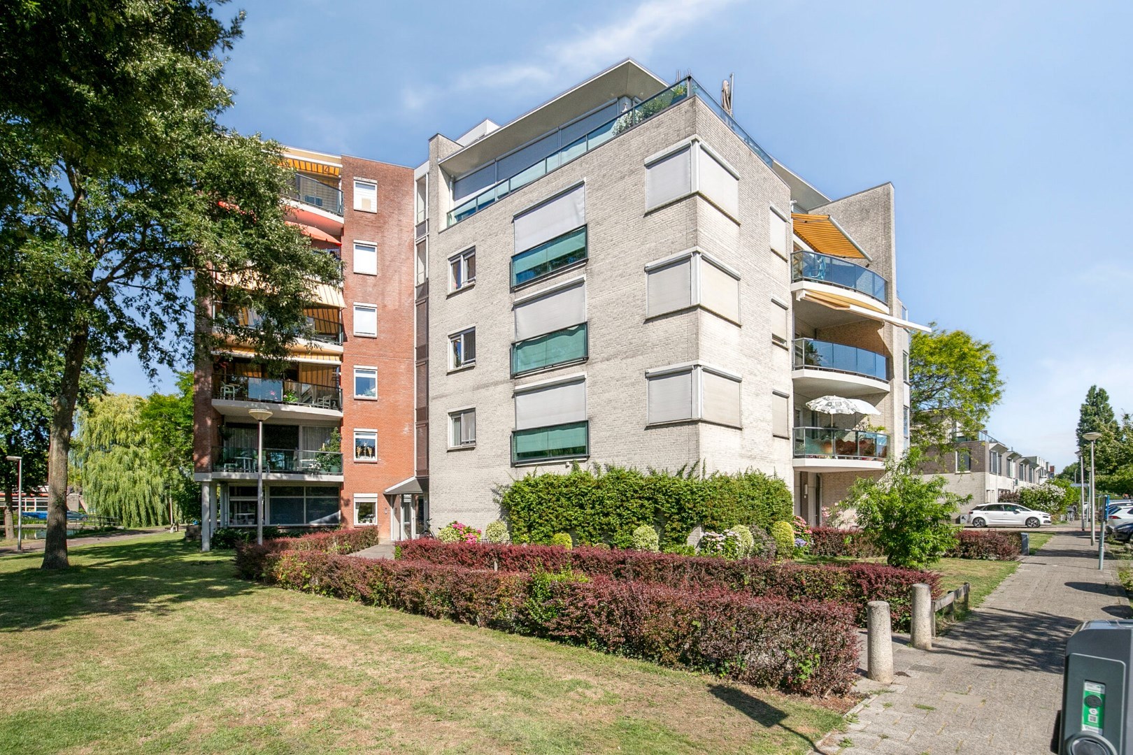 Royale 3 kamer benedenwoning met 2 slaapkamers, ruim terras en is gelegen op eigen grond. 