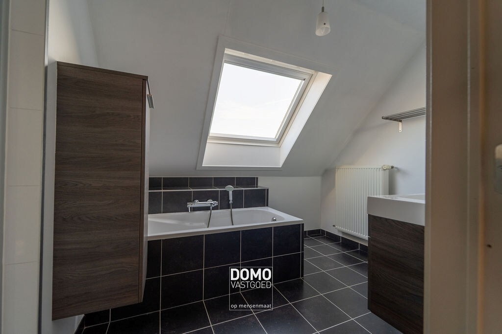 Wonen in alle rust: instapklare open bebouwing met ruime zonnige tuin te Stokrooie 