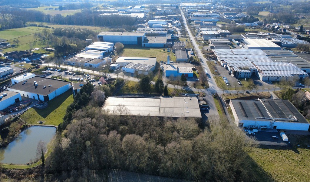 Bedrijfsgebouw met laadkades te huur in IZ Klein Frankrijk in Ronse