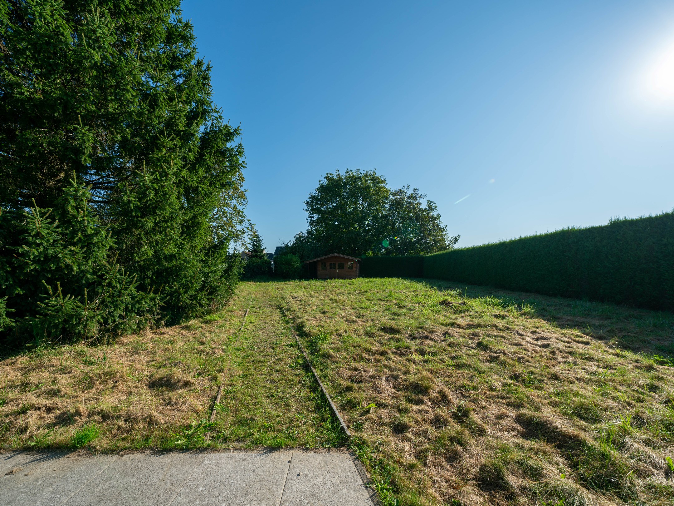 Lichtrijke, ruime woning met 3 kamers, garage en tuin 