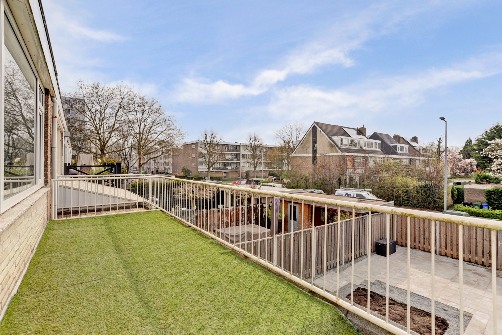 In het geliefde "Lage Land' is gelegen deze uitgebouwde 5-kamer tussenwoning met zonnige en diepe tuin en geheel gelegen op eigen grond. 