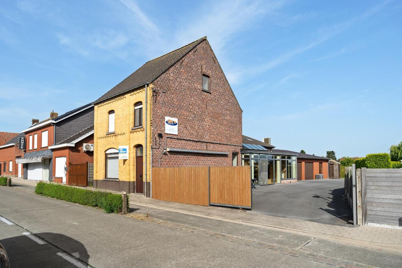 Vrijstaande woning met verwarmd zwembad op ruim perceel van 1813 m² 