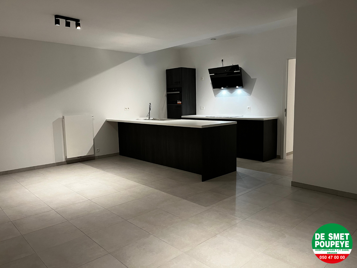 alt=zwarte, moderne keuken