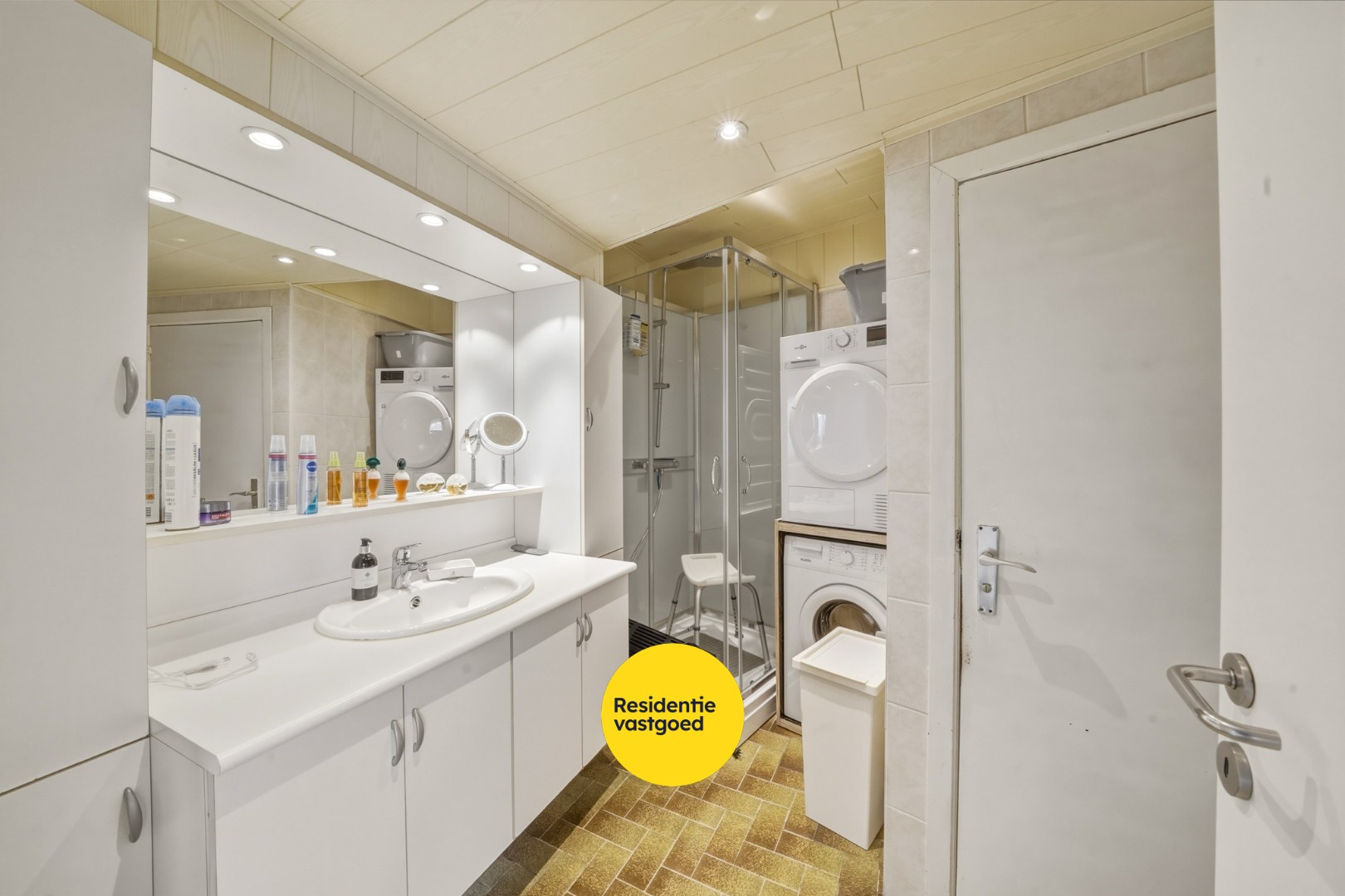 Op te frissen hoekwoning met garage in Bredene 