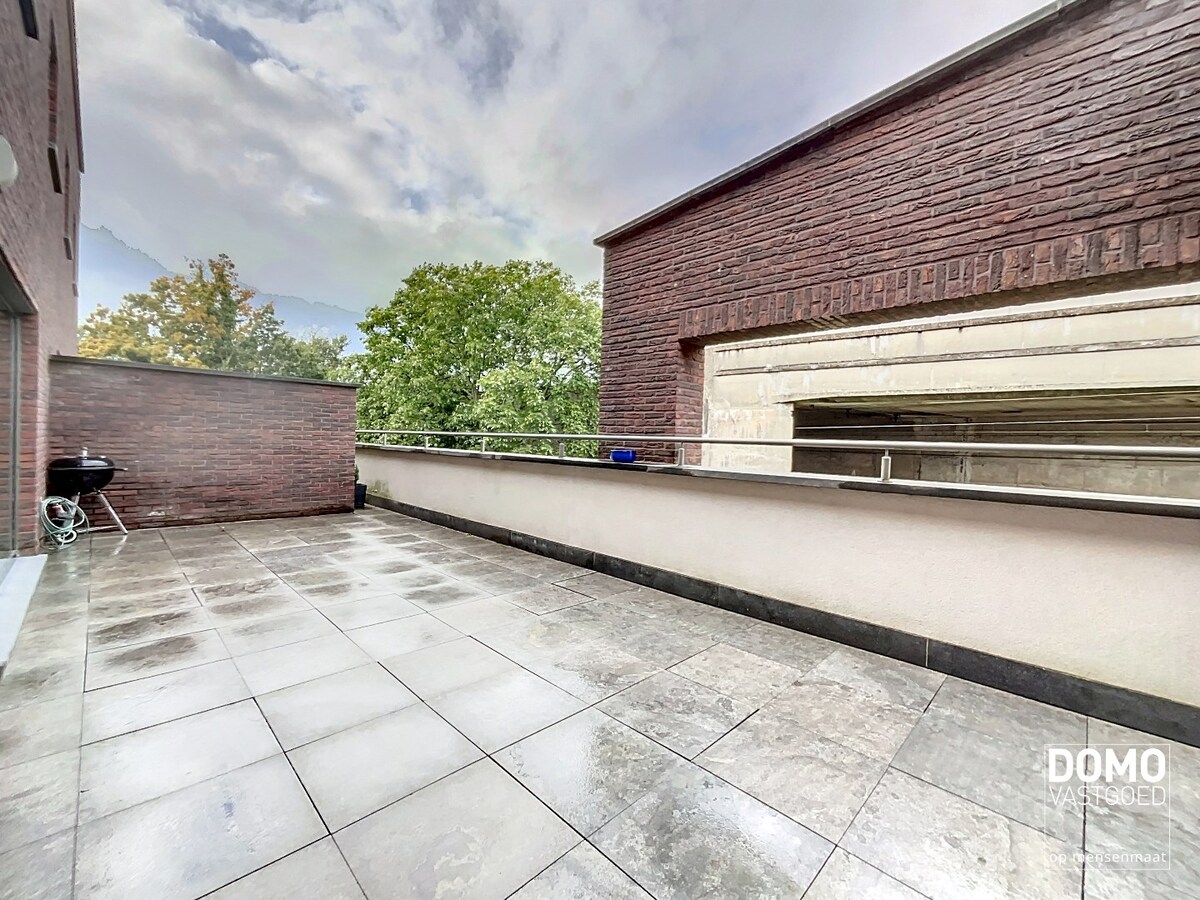 RUIM 2 SLAAPKAMER APPARTEMENT MET ONDERGRONDSE AUTOSTANDPLAATS EN TERRAS TE KERMT 