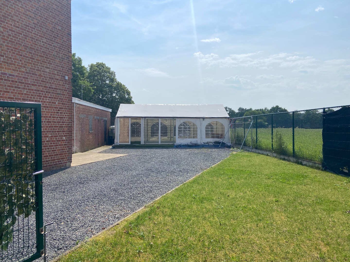 Ruime comfortabele halfopen woning met tuin en landelijk uitzicht! 