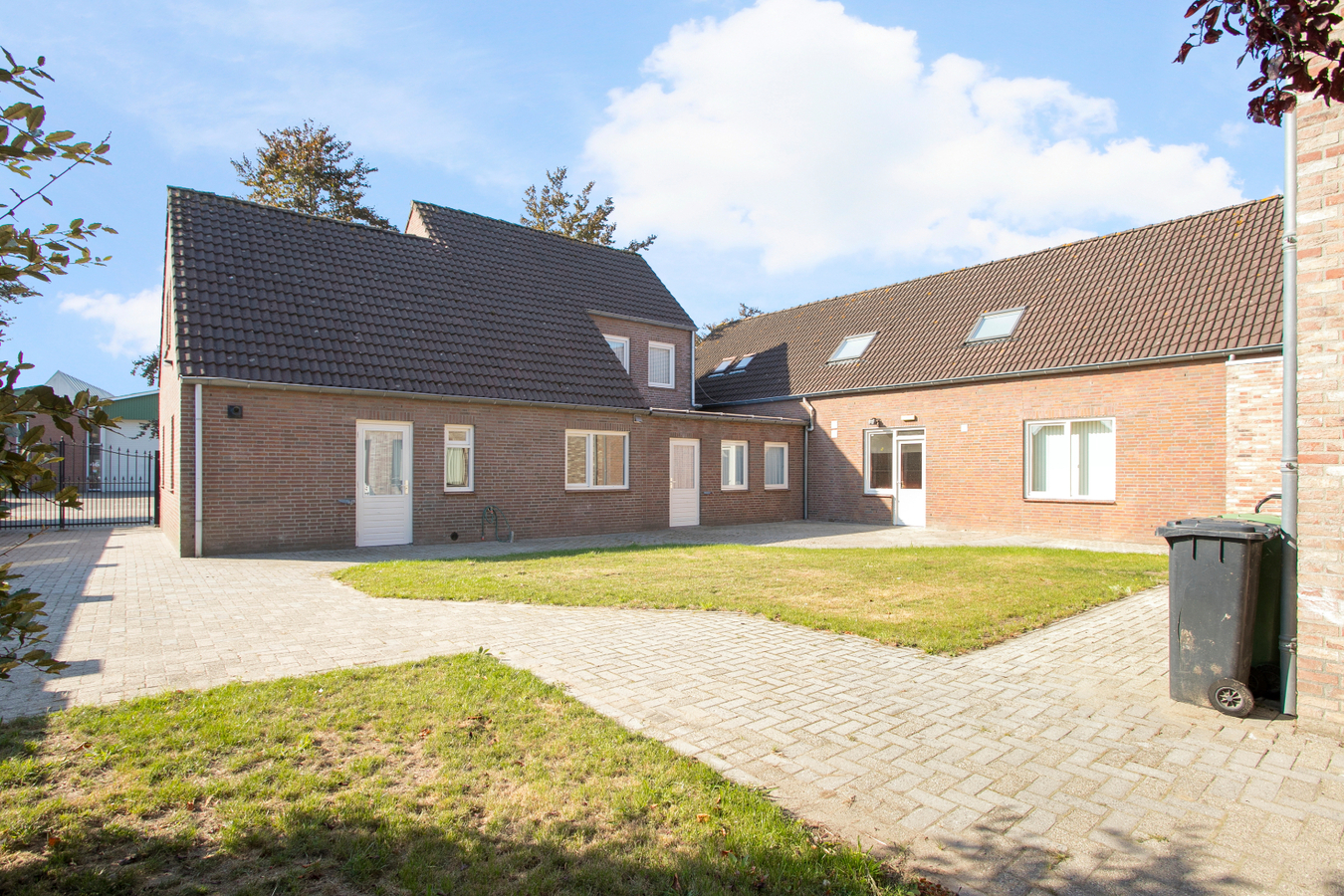 Deze vrijstaande woning met bedrijfsgebouwen staan aan de rand van Reusel tegen het bedrijventerrein. 