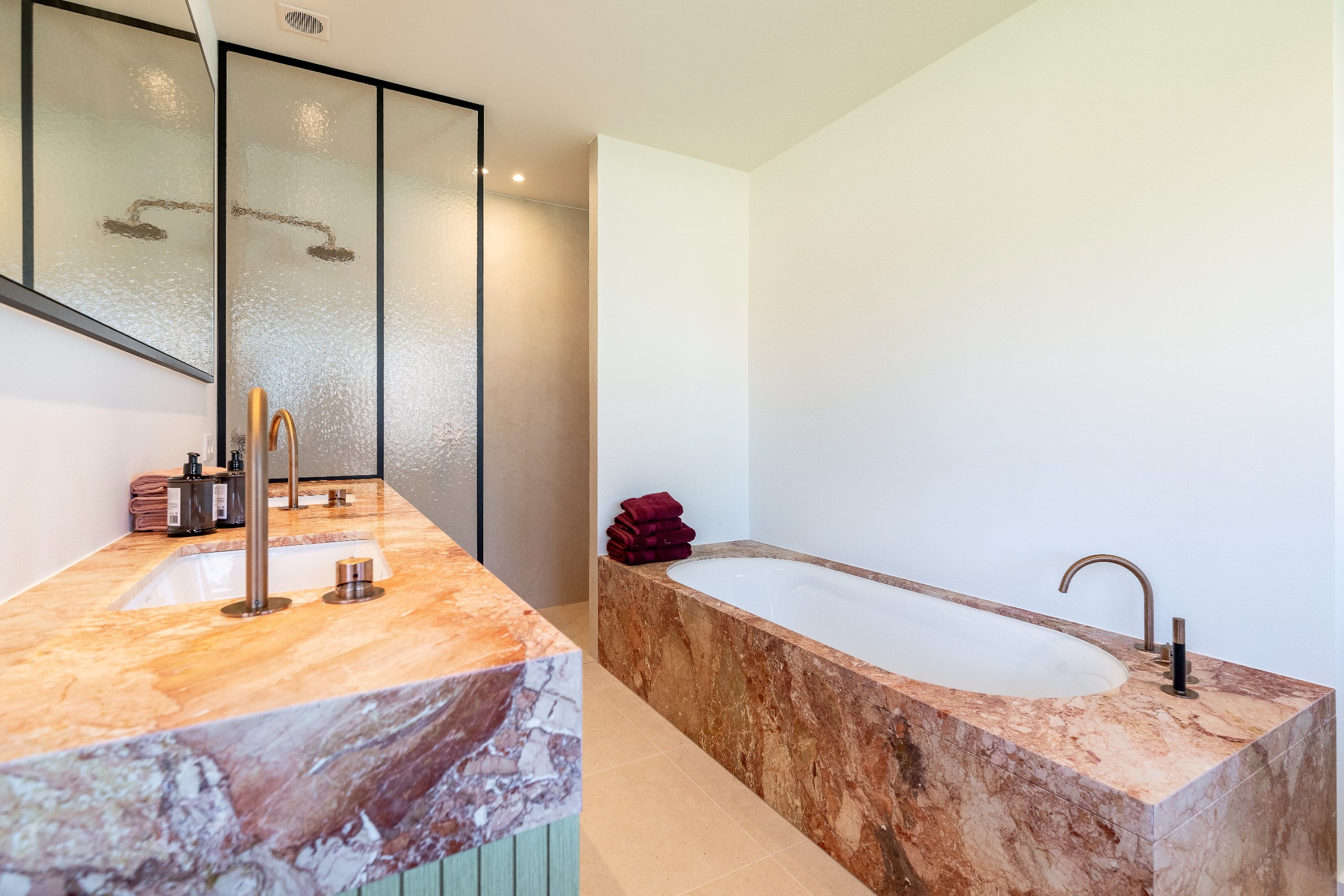 Indrukwekkende nieuwbouwvilla in hartje Zoute op enkele passen van de golf te Knokke. 