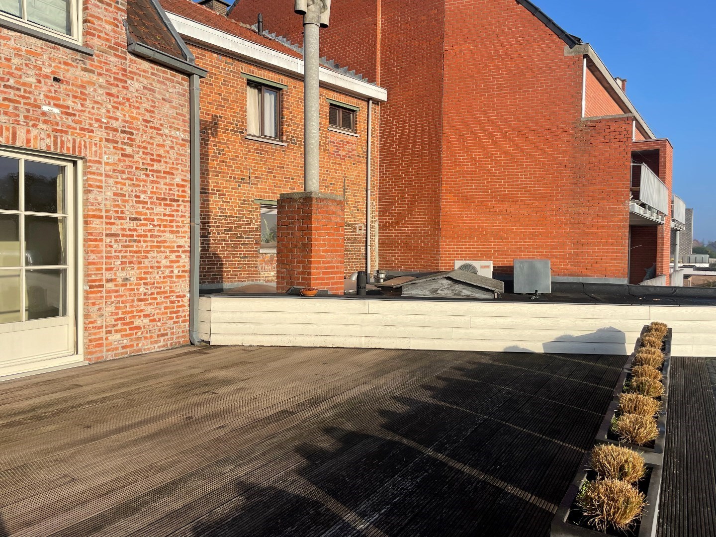 Centraal gelegen appartement met één slaapkamer, groot terras en ruime garage! 