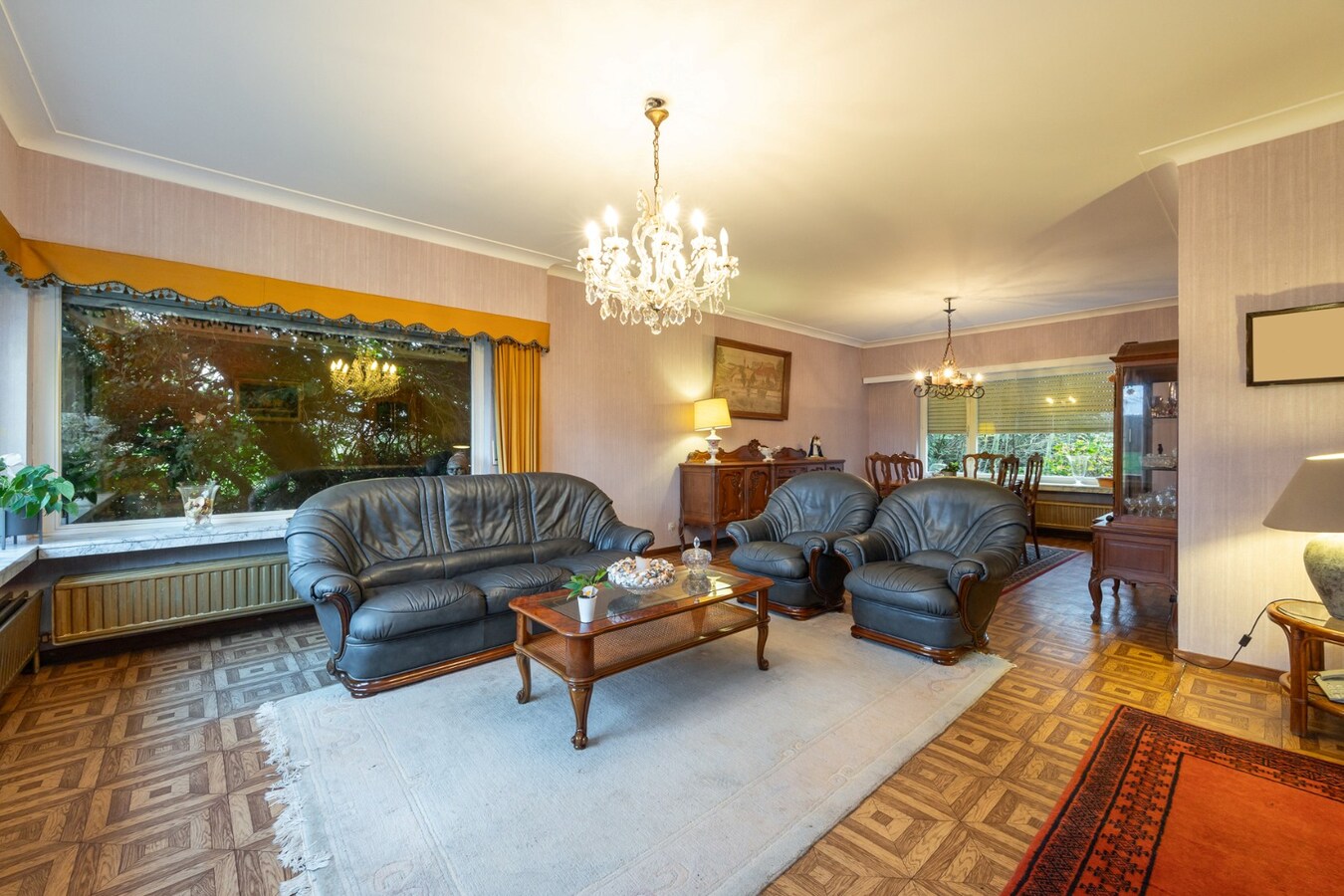 Unieke eigendom op 13.183 m² met te renoveren woning en vergunde stallingen 