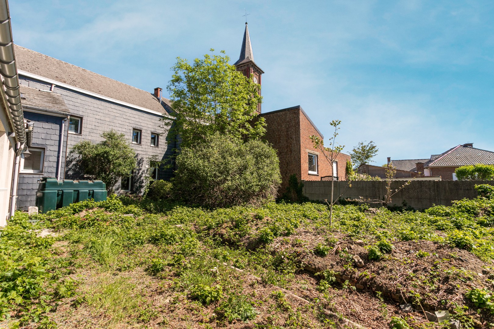 Te renoveren eigendom (317 m²) met veel potentieel, ruime tuin (6a 42ca) en dubbele achterliggende carport met toegang tot de achterliggende straat in Kester 