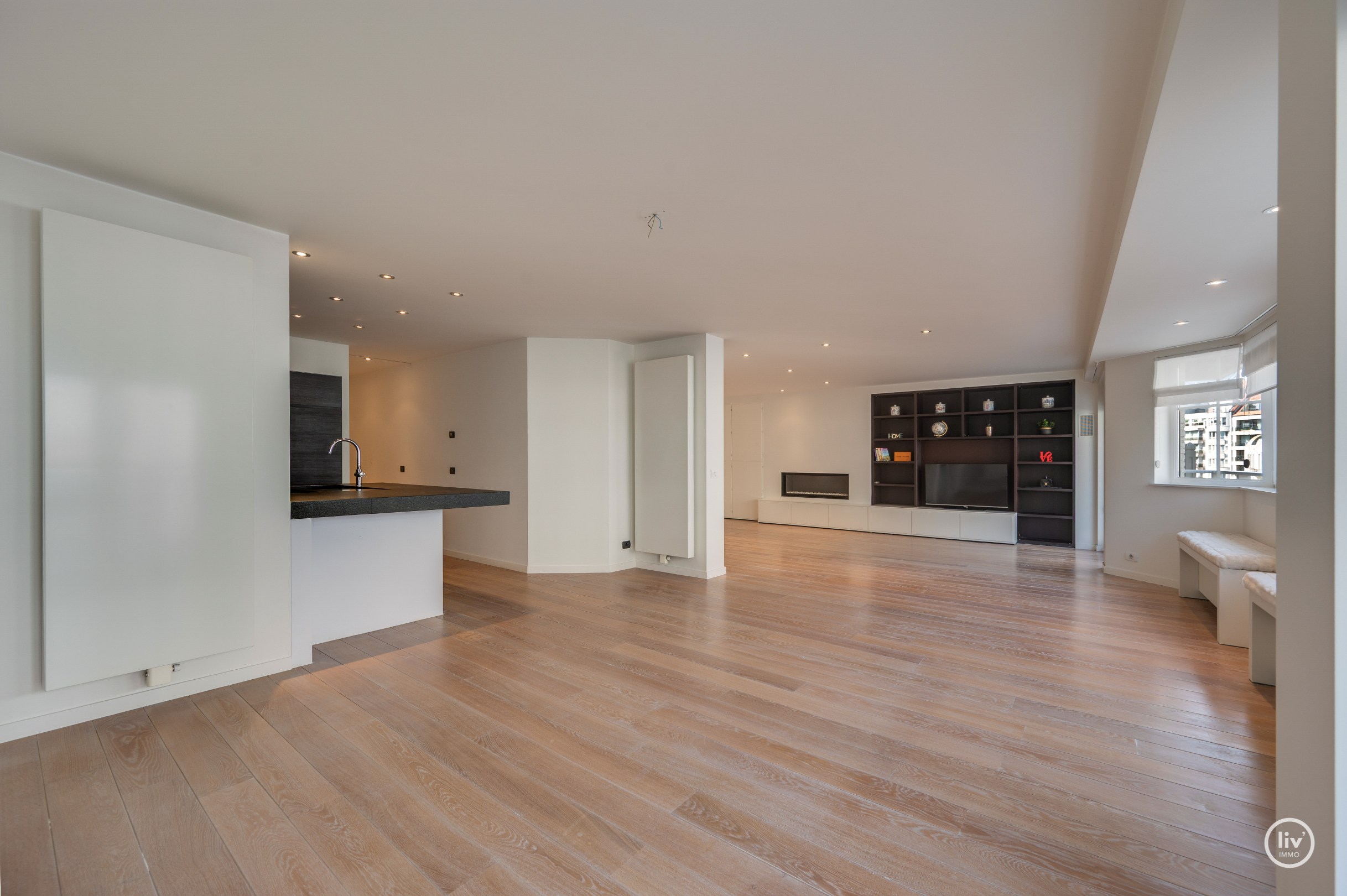 Appartement exceptionnellement spacieux avec une largeur de façade exceptionnelle et une superficie totale de 163 m², idéalement situé sur l'avenue Dumortier à Knokke. 