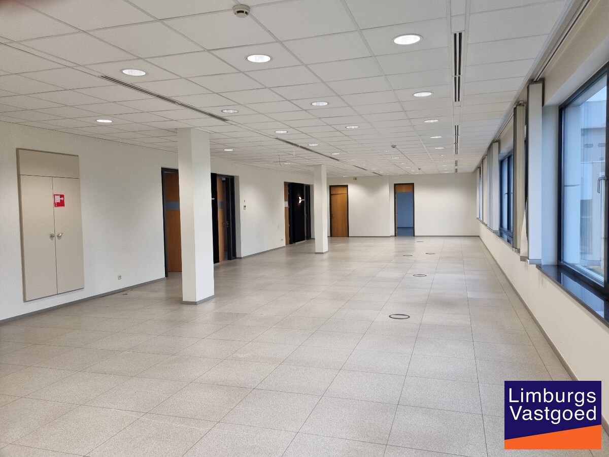 Kantoren 1e VDP - 527 m² + 25 parkings - nabij E 313 