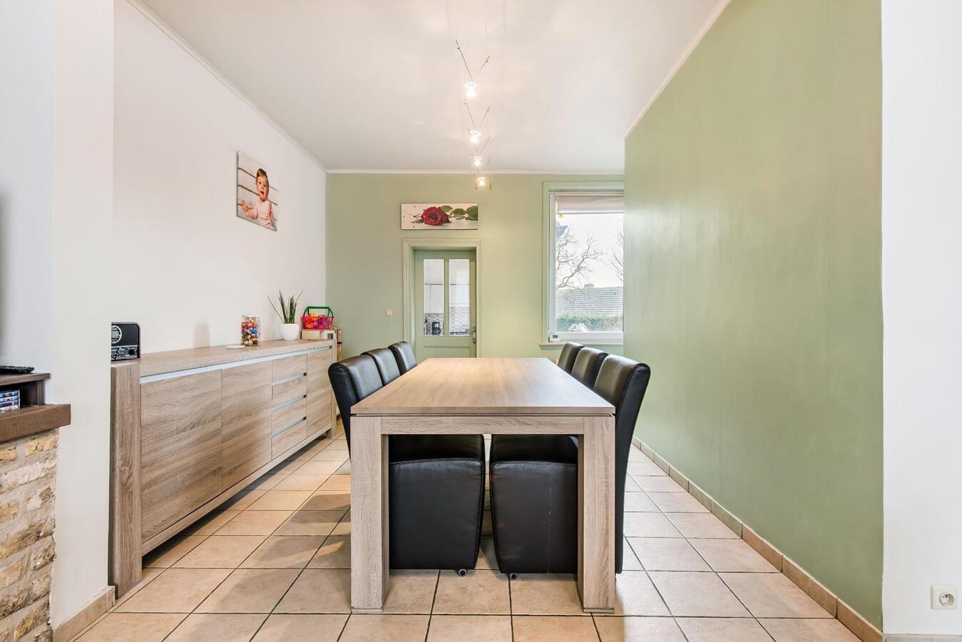 Ruime halfopen  woning met zuidgerichte tuin en garage 