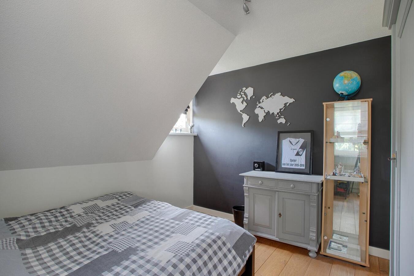 Vrijstaande woning met grote garage, 4 slaapkamers en ruime zolderverdieping. 