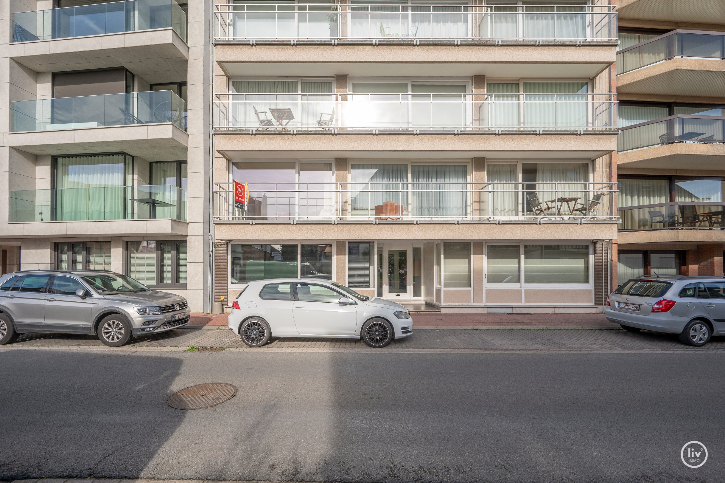 Prachtig gerenoveerd 3 slaapkamerappartement met open zichten gelegen op de Jozef Nellenslaan te Knokke. 