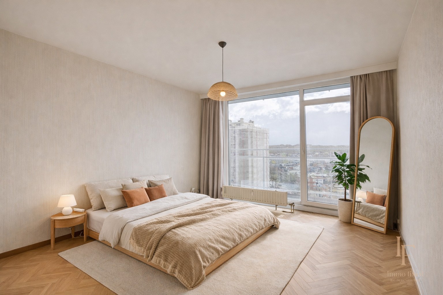 Te renoveren parel met potentieel + garagebox te Berchem! 